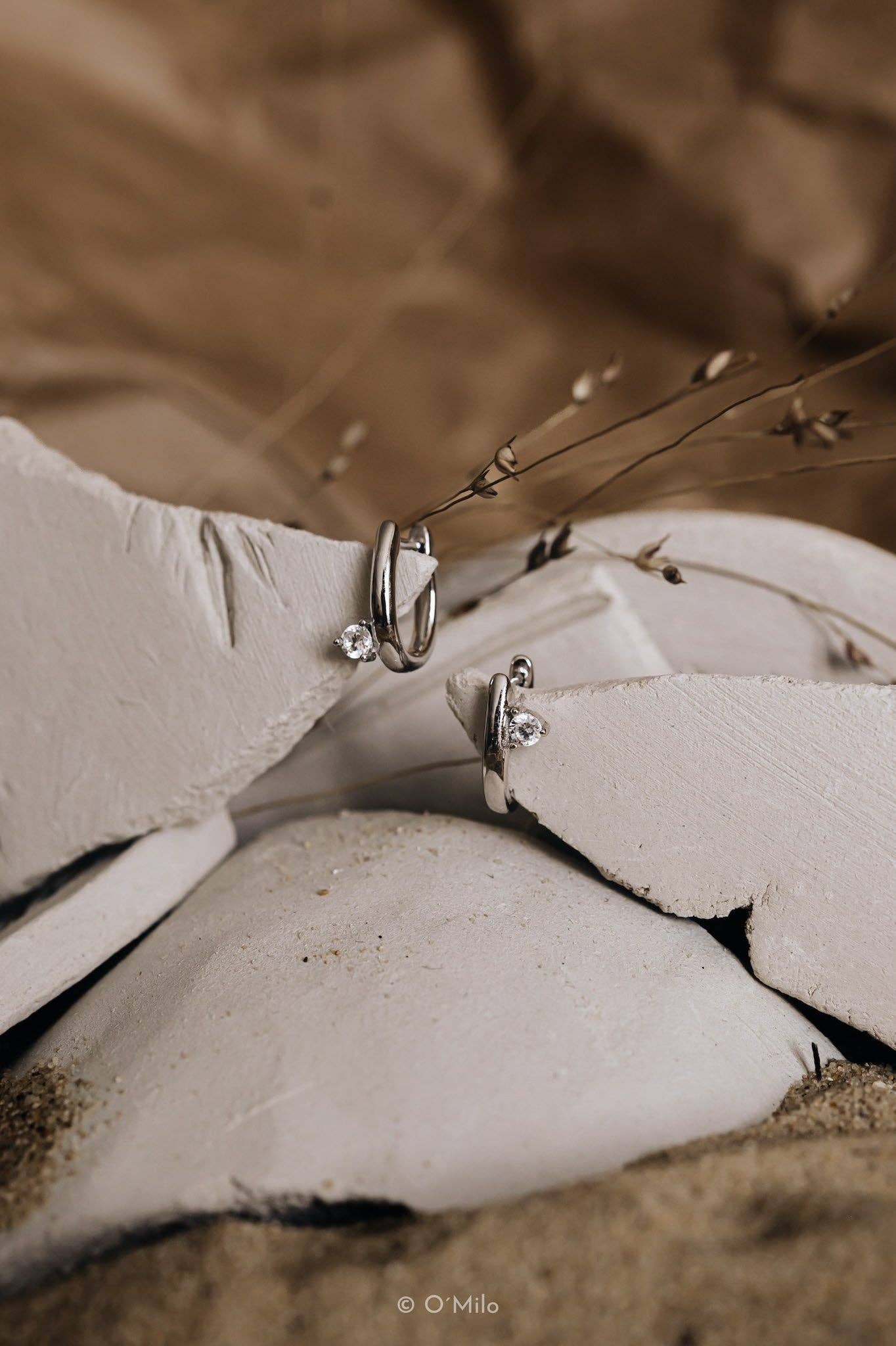 Laudeen | O'Milo | Hugi | Wire Diamond Hoops