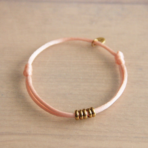 Laudeen - Satin bracelet with rings - salmon/ gold - BAZOU